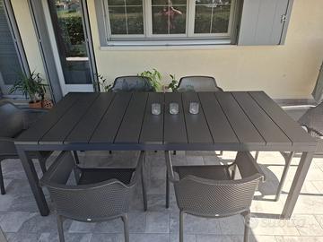 Tavolo da esterno con sedie