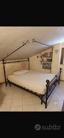 Letto a baldacchino con doghe in legno