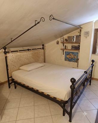 Letto a baldacchino con doghe in legno