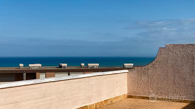 Attico con terrazza di oltre 100 mq vista mare