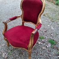 poltrona rivestita in velluto rosso