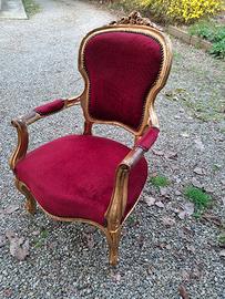 poltrona rivestita in velluto rosso