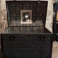 baule nero degli anni 30