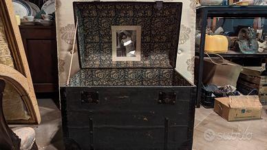 baule nero degli anni 30