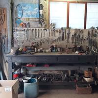 Banco officina con 2 morse e attrezzature varie