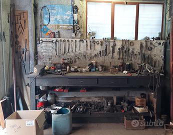 Banco officina con 2 morse e attrezzature varie