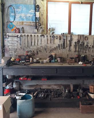 Banco officina con 2 morse e attrezzature varie