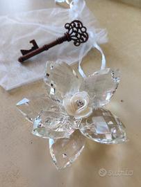chiave decorativa e fiore di cristallo