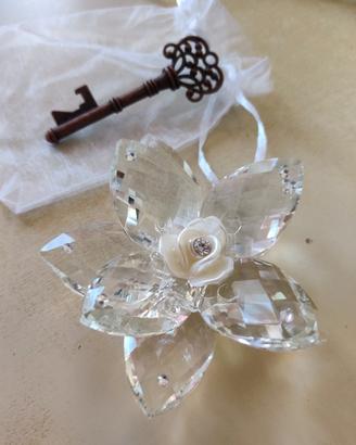 chiave decorativa e fiore di cristallo