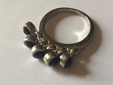 Anello bigiotteria. 5 pendaglietti con pietrine