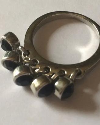 Anello bigiotteria. 5 pendaglietti con pietrine