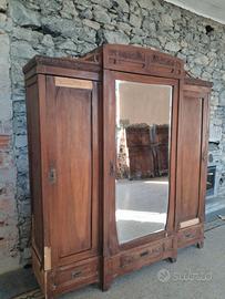 Armadio e letti intagliati a mano da restaurare