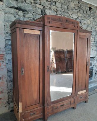 Armadio e letti intagliati a mano da restaurare