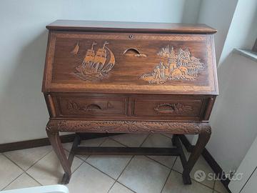 scrittoio con rilievi