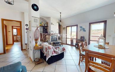 QUADRILOCALE SEMINUOVO ALL'ULTIMO PIANO