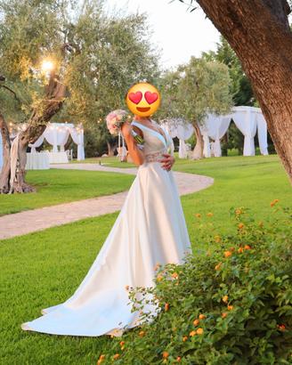 Abito da sposa unico in raso con strascico