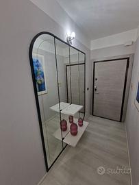 specchio da ingresso con mensole