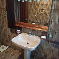 Mobile da bagno completo di accessori e sanitari