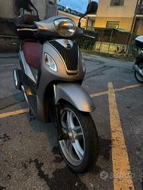 Sym Symphony 125 S + bauletto GIVI