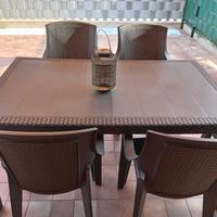 Tavolo e sedie da esterno 