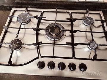 piano fornelli Ariston