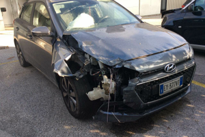 Vettura incidentata hyndai i20