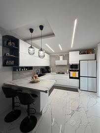 Cucina angolare bianca