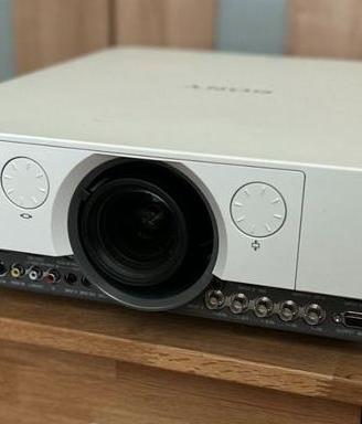Proiettore SONY luminoso FULL HD LCD lens shift