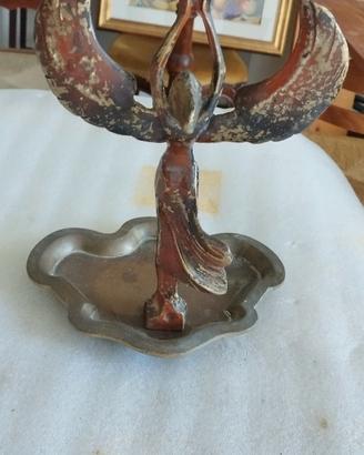 Antica statua in bronzo con base in Bronzo.