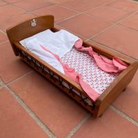 Lettino per bambole antico