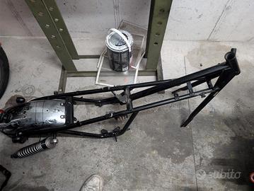 telaio con documenti e targa moto Guzzi v35c