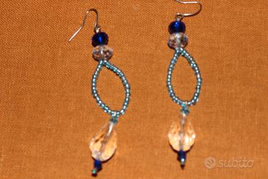 Orecchini pendenti con cristalli blu e goccia