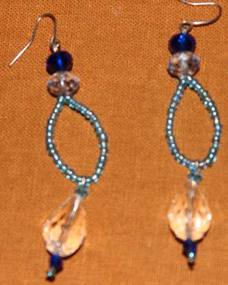 Orecchini pendenti con cristalli blu e goccia
