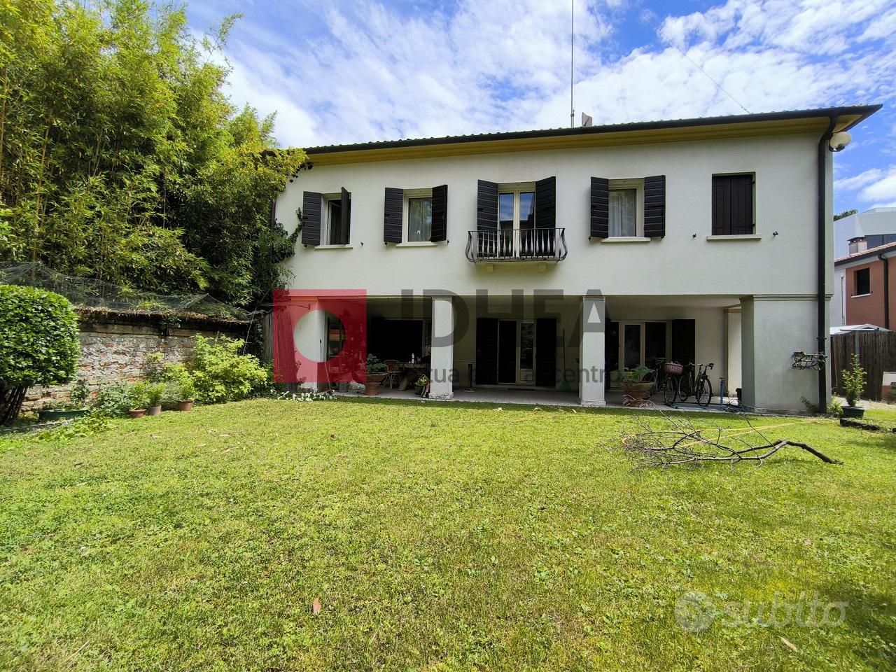 VILLA UNIFAMILIARE NEL FUORI MURA RIF. "FRT1"