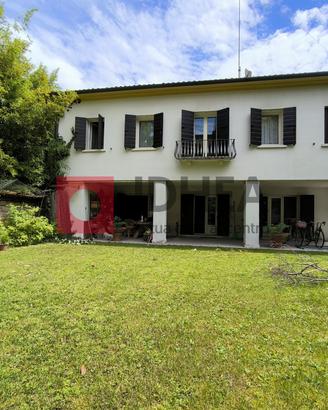 VILLA UNIFAMILIARE NEL FUORI MURA RIF. "FRT1"