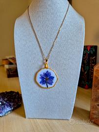 collana con fiore viola
