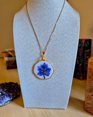 collana con fiore viola