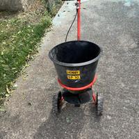 spandiconcime manuale per giardino