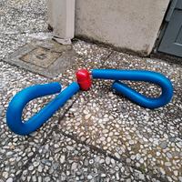 Attrezzo per pettorali e interno cosce.