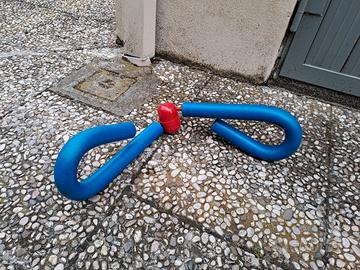Attrezzo per pettorali e interno cosce.