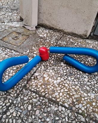 Attrezzo per pettorali e interno cosce.