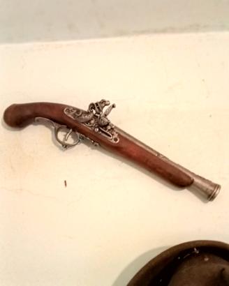 Pistola per arredo  medioevo
