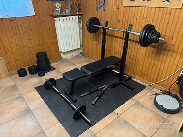 Panca con pesi e manubri