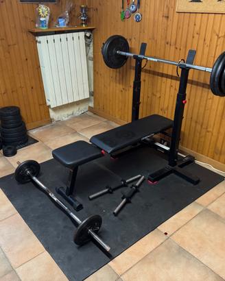 Panca con pesi e manubri