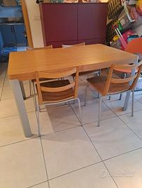 Tavolo allungabile e sedie marca Lacasacontinua