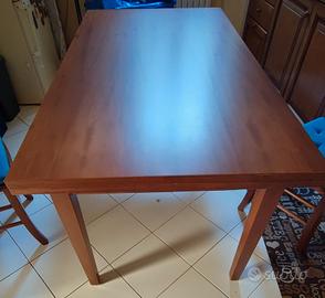 Tavolo in legno con 4 sedie coordinate