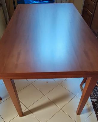 Tavolo in legno con 4 sedie coordinate