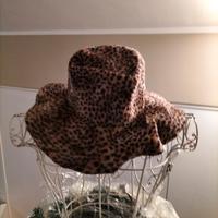 Cappello donna di pelliccia ecologica.