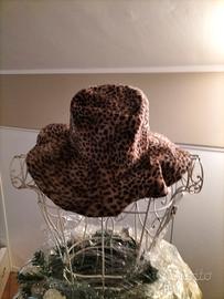 Cappello donna di pelliccia ecologica.
