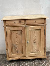 Vecchia credenza arte povera